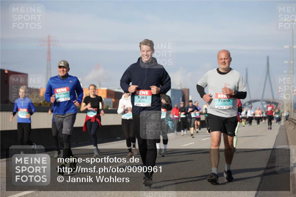 03.10.2025 - Köhlbrandbrückenlauf Jannik Wohlers http://msf.ph/oto/9090961 03.10.2025 10:10:42 Position 3 2633, 2624, 1704 meine-sportfotos.de