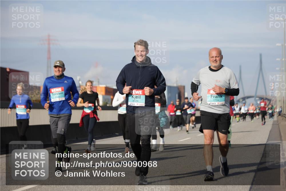 03.10.2025 - Köhlbrandbrückenlauf Jannik Wohlers http://msf.ph/oto/9090968 03.10.2025 10:10:42 Position 3 2633, 2624, 1704 meine-sportfotos.de