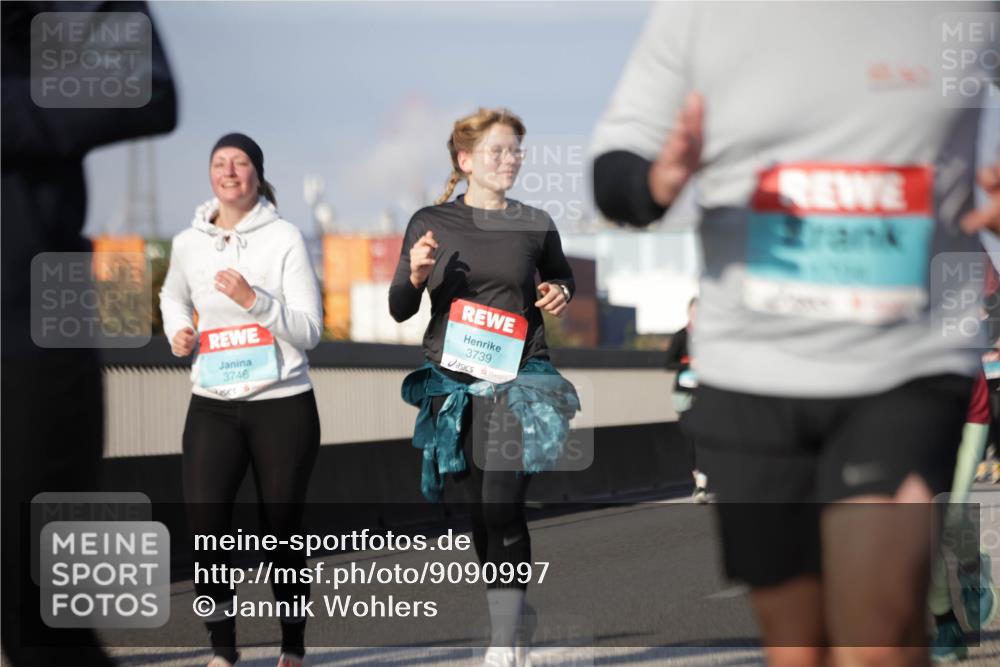 03.10.2025 - Köhlbrandbrückenlauf Jannik Wohlers http://msf.ph/oto/9090997 03.10.2025 10:10:44 Position 3 3746, 3739 meine-sportfotos.de