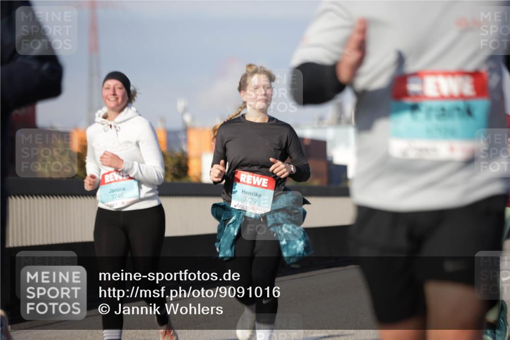 03.10.2025 - Köhlbrandbrückenlauf Jannik Wohlers http://msf.ph/oto/9091016 03.10.2025 10:10:44 Position 3 3746, 3739 meine-sportfotos.de