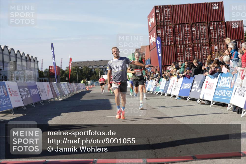 03.10.2025 - Köhlbrandbrückenlauf Jannik Wohlers http://msf.ph/oto/9091055 03.10.2025 12:53:56 Ziel 4030, 4088, 5947, 6002, 6085, 6422, 6817 meine-sportfotos.de