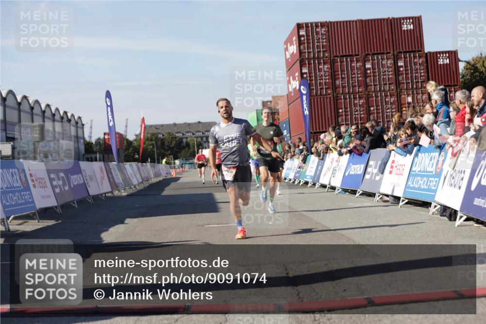 03.10.2025 - Köhlbrandbrückenlauf Jannik Wohlers http://msf.ph/oto/9091074 03.10.2025 12:53:56 Ziel 4030, 4088, 5947, 6002, 6085, 6422, 6817 meine-sportfotos.de