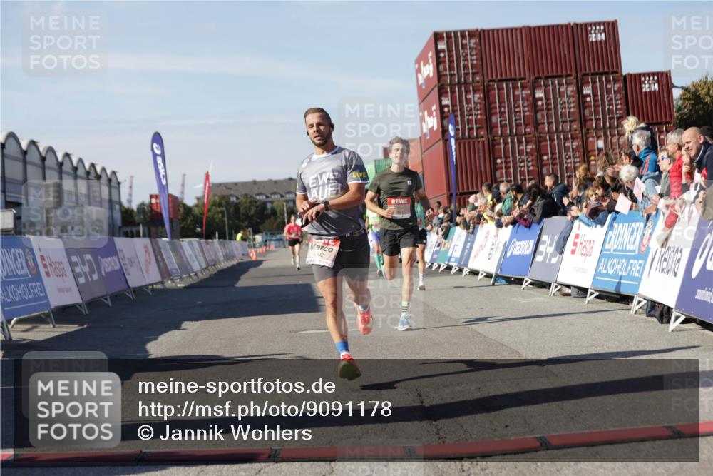 03.10.2025 - Köhlbrandbrückenlauf Jannik Wohlers http://msf.ph/oto/9091178 03.10.2025 12:53:56 Ziel 4030, 4088, 5947, 6002, 6085, 6422, 6817 meine-sportfotos.de