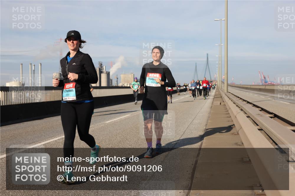 03.10.2025 - Köhlbrandbrückenlauf Lena Gebhardt http://msf.ph/oto/9091206 03.10.2025 10:07:52 Position 2 3701, 2621 meine-sportfotos.de