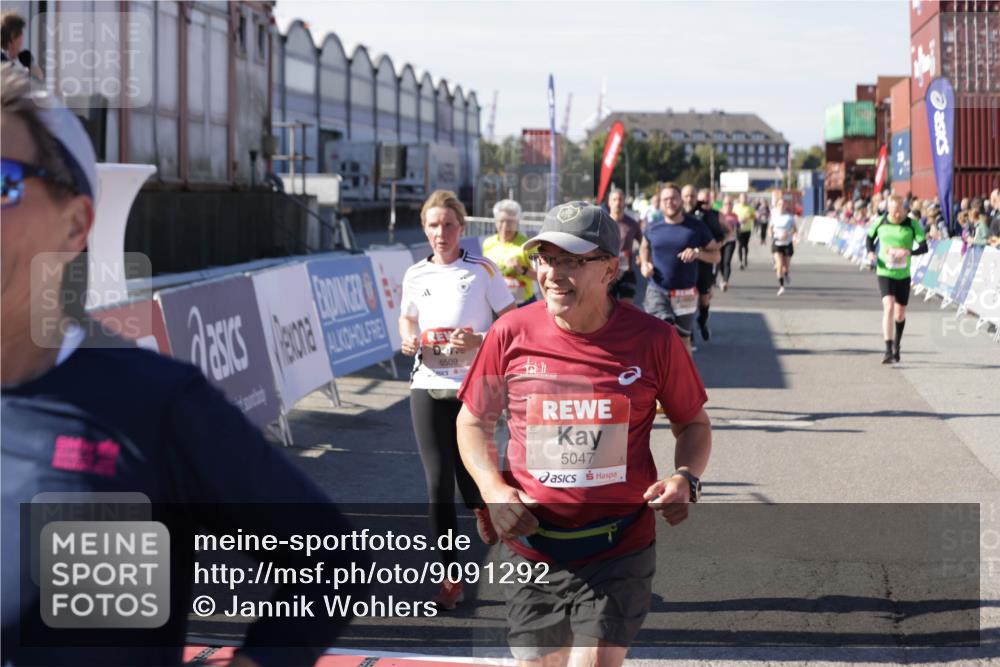 03.10.2025 - Köhlbrandbrückenlauf Jannik Wohlers http://msf.ph/oto/9091292 03.10.2025 13:19:46 Ziel 4376, 4539, 4981, 5047, 5059, 5148, 5647, 5648, 5650, 5704, 5838, 5931, 5975, 6382, 6383, 6509, 6600, 6660, 6730 meine-sportfotos.de