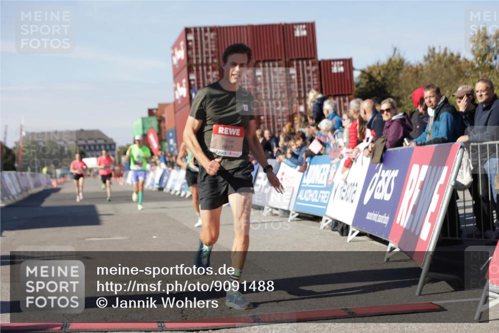 03.10.2025 - Köhlbrandbrückenlauf Jannik Wohlers http://msf.ph/oto/9091488 03.10.2025 12:53:58 Ziel 4030, 4088, 5710, 5947, 6002, 6422, 6817 meine-sportfotos.de