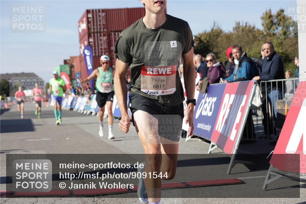 03.10.2025 - Köhlbrandbrückenlauf Jannik Wohlers http://msf.ph/oto/9091544 03.10.2025 12:53:59 Ziel 4030, 4088, 5710, 5947, 6002, 6200, 6817 meine-sportfotos.de