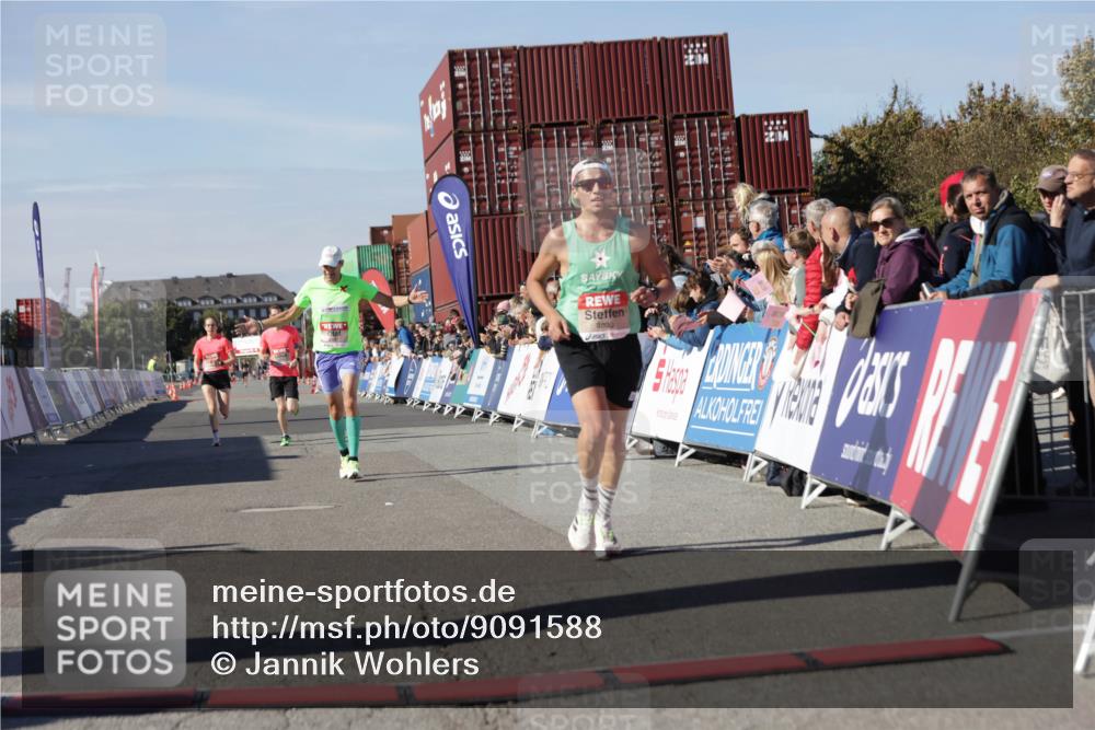 03.10.2025 - Köhlbrandbrückenlauf Jannik Wohlers http://msf.ph/oto/9091588 03.10.2025 12:54:00 Ziel 4030, 4088, 5710, 5947, 6002, 6200, 6817 meine-sportfotos.de