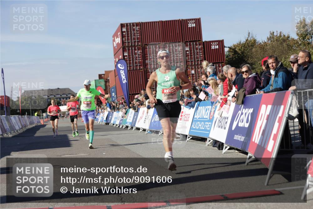 03.10.2025 - Köhlbrandbrückenlauf Jannik Wohlers http://msf.ph/oto/9091606 03.10.2025 12:54:00 Ziel 4030, 4088, 5710, 5947, 6002, 6200, 6817 meine-sportfotos.de