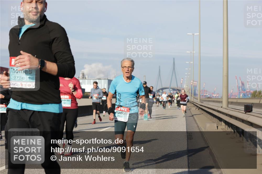 03.10.2025 - Köhlbrandbrückenlauf Jannik Wohlers http://msf.ph/oto/9091654 03.10.2025 09:59:36 Position 3 2778, 1591, 2902 meine-sportfotos.de