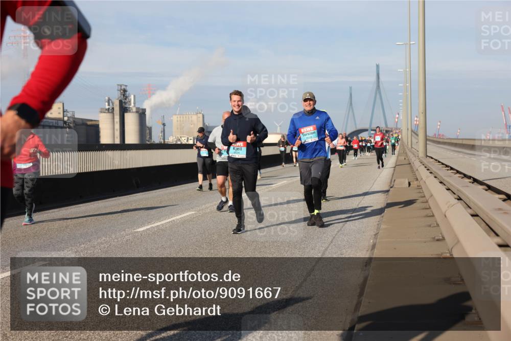 03.10.2025 - Köhlbrandbrückenlauf Lena Gebhardt http://msf.ph/oto/9091667 03.10.2025 10:08:02 Position 2 2633 meine-sportfotos.de