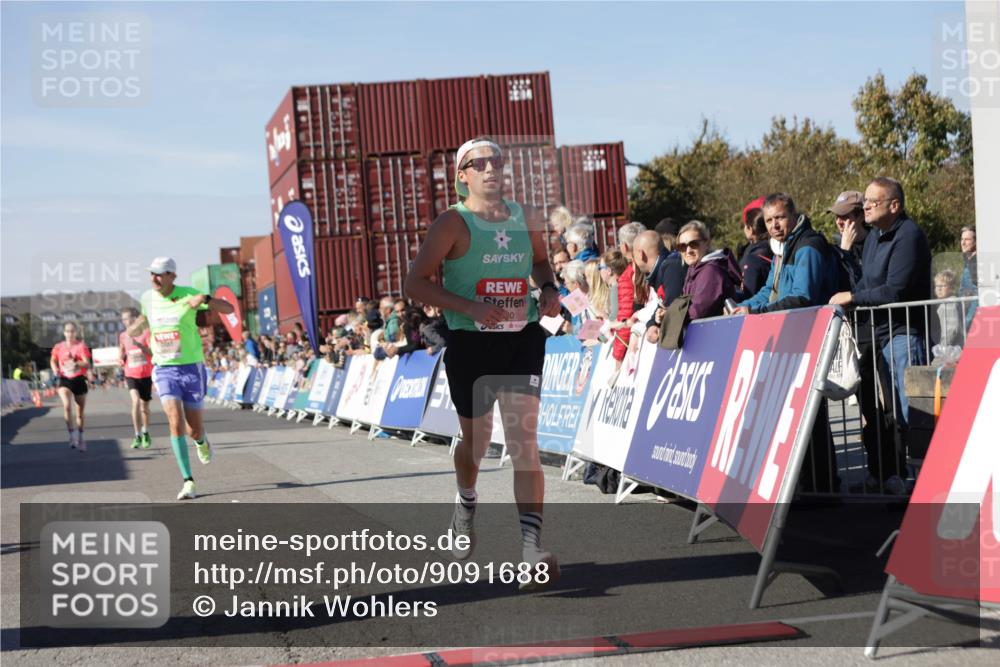 03.10.2025 - Köhlbrandbrückenlauf Jannik Wohlers http://msf.ph/oto/9091688 03.10.2025 12:54:01 Ziel 4030, 4088, 5710, 5947, 6002, 6200, 6817 meine-sportfotos.de