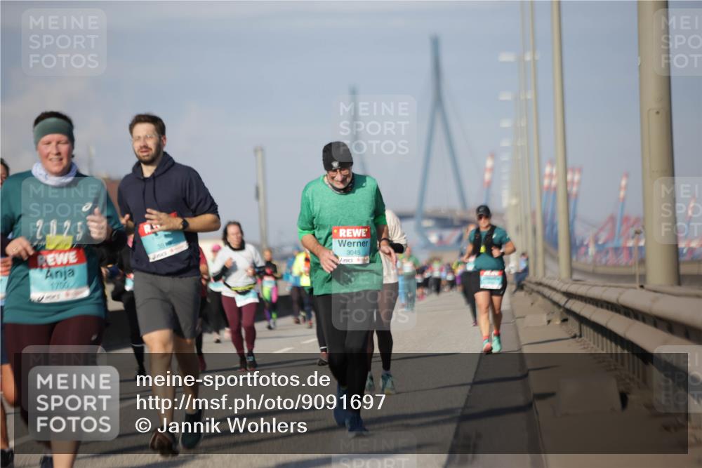 03.10.2025 - Köhlbrandbrückenlauf Jannik Wohlers http://msf.ph/oto/9091697 03.10.2025 10:11:16 Position 3 1700, 3045 meine-sportfotos.de