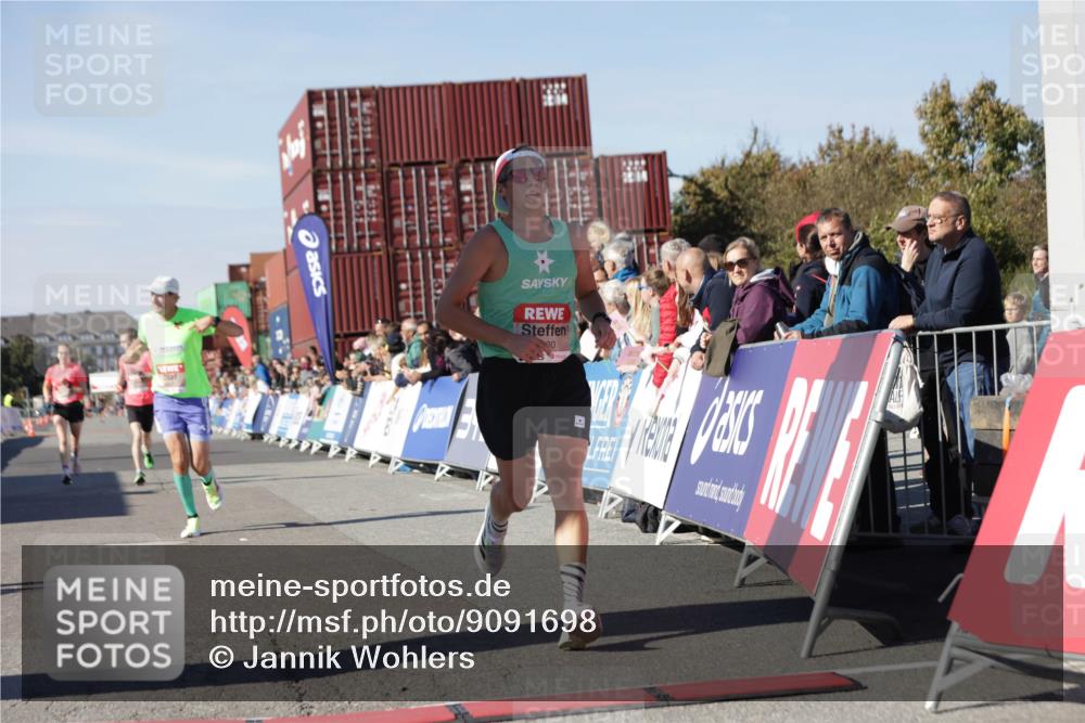 03.10.2025 - Köhlbrandbrückenlauf Jannik Wohlers http://msf.ph/oto/9091698 03.10.2025 12:54:01 Ziel 4030, 4088, 5710, 5947, 6002, 6200, 6817 meine-sportfotos.de