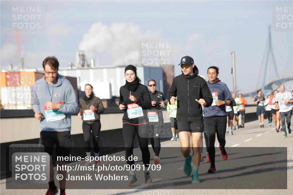 03.10.2025 - Köhlbrandbrückenlauf Jannik Wohlers http://msf.ph/oto/9091709 03.10.2025 09:59:38 Position 3 3792, 1481, 1702 meine-sportfotos.de