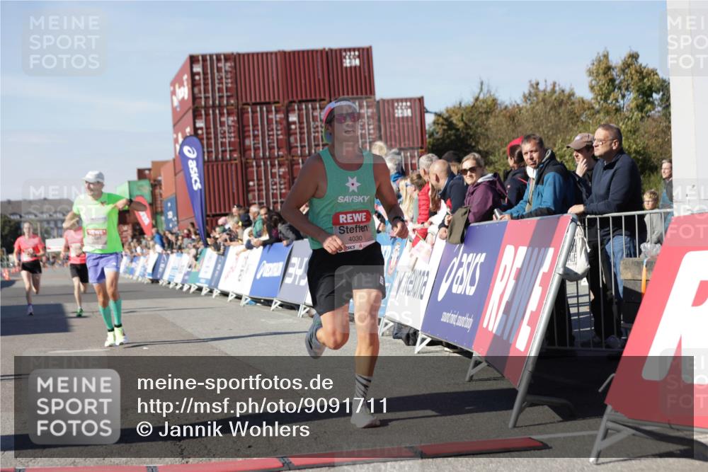 03.10.2025 - Köhlbrandbrückenlauf Jannik Wohlers http://msf.ph/oto/9091711 03.10.2025 12:54:01 Ziel 4030, 4088, 5710, 5947, 6002, 6200, 6817 meine-sportfotos.de