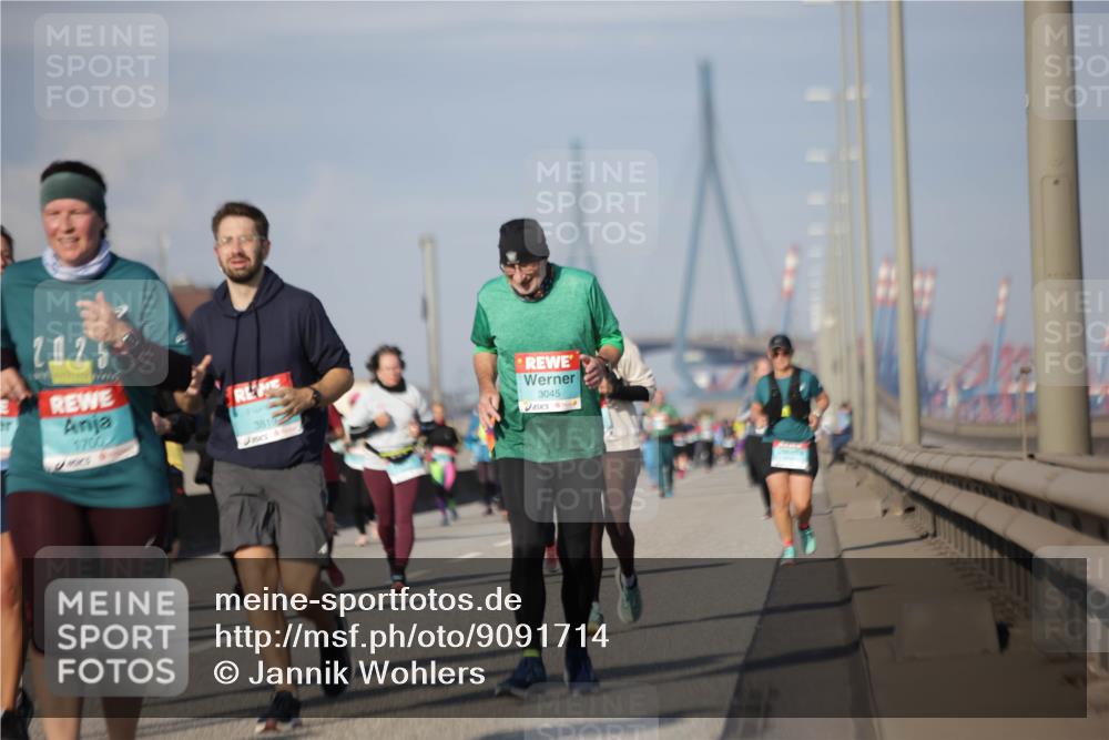 03.10.2025 - Köhlbrandbrückenlauf Jannik Wohlers http://msf.ph/oto/9091714 03.10.2025 10:11:16 Position 3 1025, 1700, 3815, 3045 meine-sportfotos.de