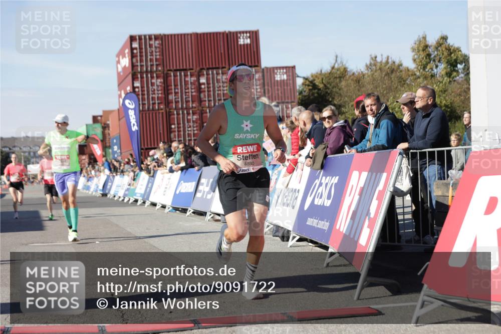 03.10.2025 - Köhlbrandbrückenlauf Jannik Wohlers http://msf.ph/oto/9091722 03.10.2025 12:54:01 Ziel 4030, 4088, 5710, 5947, 6002, 6200, 6817 meine-sportfotos.de