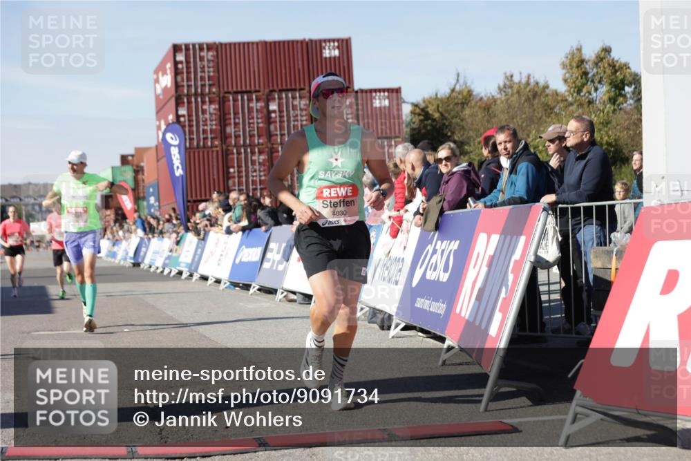03.10.2025 - Köhlbrandbrückenlauf Jannik Wohlers http://msf.ph/oto/9091734 03.10.2025 12:54:01 Ziel 4030, 4088, 5710, 5947, 6002, 6200, 6817 meine-sportfotos.de