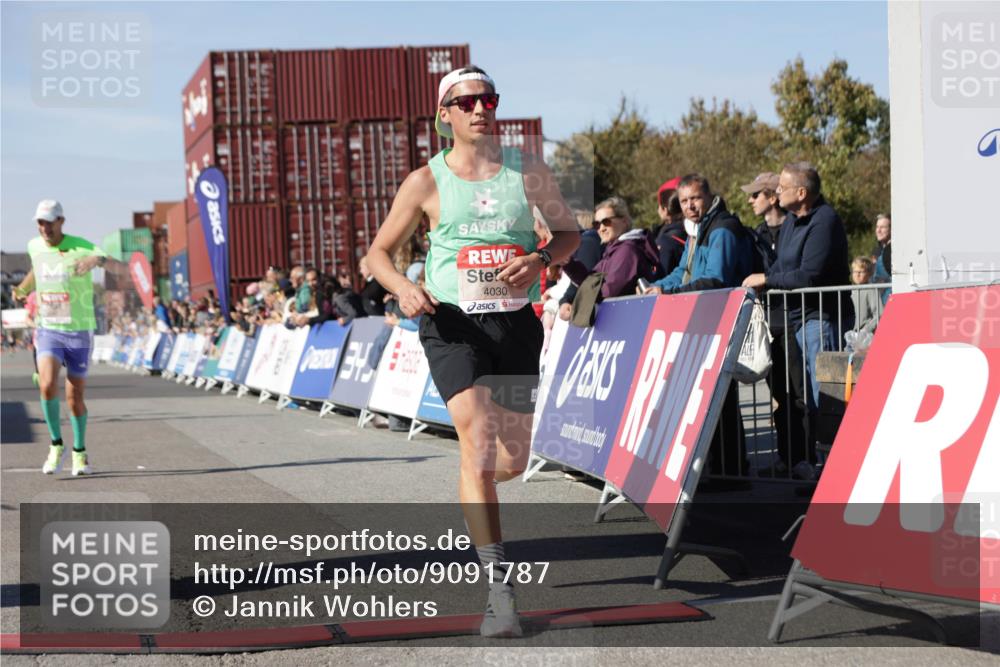 03.10.2025 - Köhlbrandbrückenlauf Jannik Wohlers http://msf.ph/oto/9091787 03.10.2025 12:54:01 Ziel 4030, 4088, 5710, 5947, 6002, 6200, 6817 meine-sportfotos.de