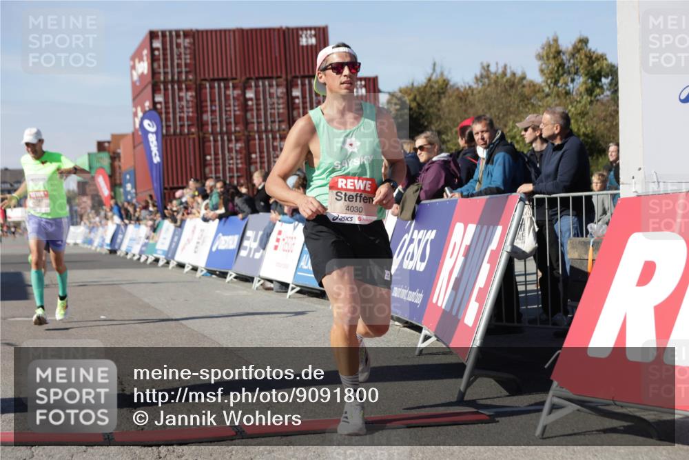 03.10.2025 - Köhlbrandbrückenlauf Jannik Wohlers http://msf.ph/oto/9091800 03.10.2025 12:54:01 Ziel 4030, 4088, 5710, 5947, 6002, 6200, 6817 meine-sportfotos.de
