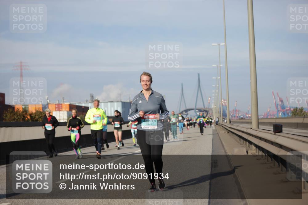 03.10.2025 - Köhlbrandbrückenlauf Jannik Wohlers http://msf.ph/oto/9091934 03.10.2025 10:11:34 Position 3 2443 meine-sportfotos.de