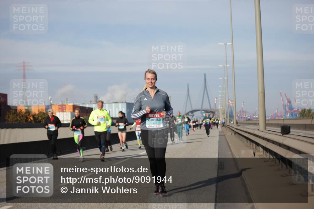 03.10.2025 - Köhlbrandbrückenlauf Jannik Wohlers http://msf.ph/oto/9091944 03.10.2025 10:11:34 Position 3 2443 meine-sportfotos.de