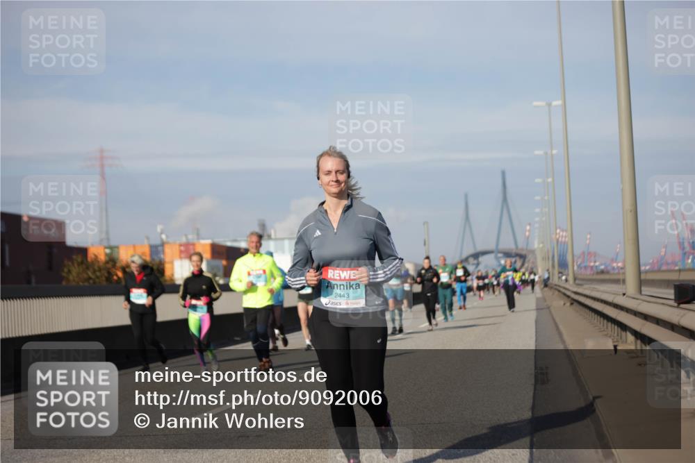 03.10.2025 - Köhlbrandbrückenlauf Jannik Wohlers http://msf.ph/oto/9092006 03.10.2025 10:11:35 Position 3 2443 meine-sportfotos.de