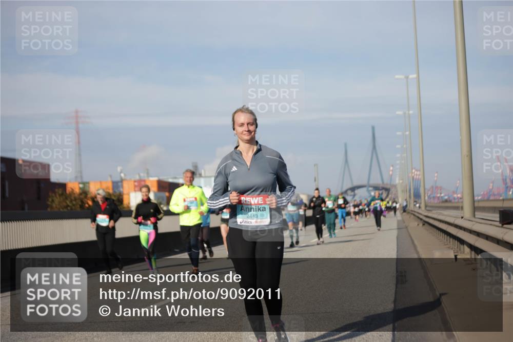 03.10.2025 - Köhlbrandbrückenlauf Jannik Wohlers http://msf.ph/oto/9092011 03.10.2025 10:11:35 Position 3 2443 meine-sportfotos.de