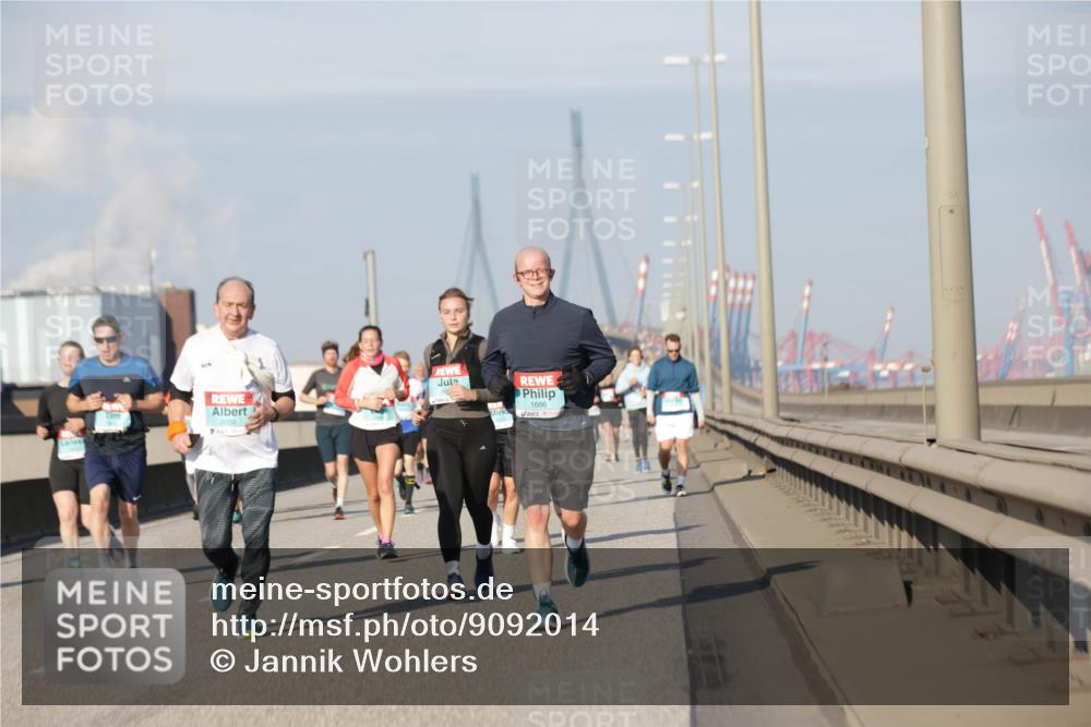 03.10.2025 - Köhlbrandbrückenlauf Jannik Wohlers http://msf.ph/oto/9092014 03.10.2025 09:59:46 Position 3 2056, 1666 meine-sportfotos.de