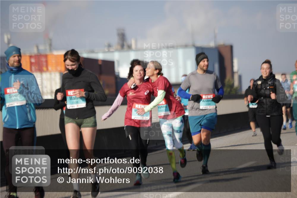 03.10.2025 - Köhlbrandbrückenlauf Jannik Wohlers http://msf.ph/oto/9092038 03.10.2025 10:11:38 Position 3 3329, 3328, 2533, 1769 meine-sportfotos.de