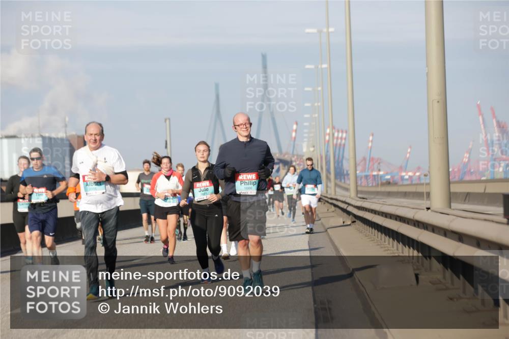 03.10.2025 - Köhlbrandbrückenlauf Jannik Wohlers http://msf.ph/oto/9092039 03.10.2025 09:59:47 Position 3 2056, 1821, 1666 meine-sportfotos.de