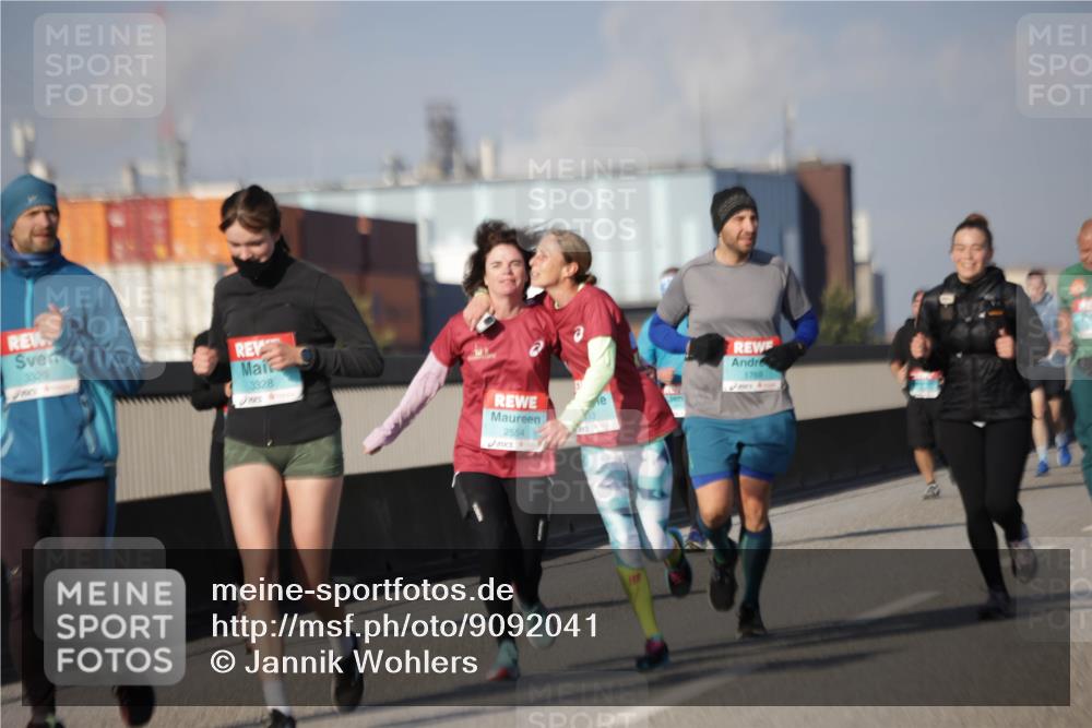 03.10.2025 - Köhlbrandbrückenlauf Jannik Wohlers http://msf.ph/oto/9092041 03.10.2025 10:11:38 Position 3 3309, 3328, 2554, 1769 meine-sportfotos.de