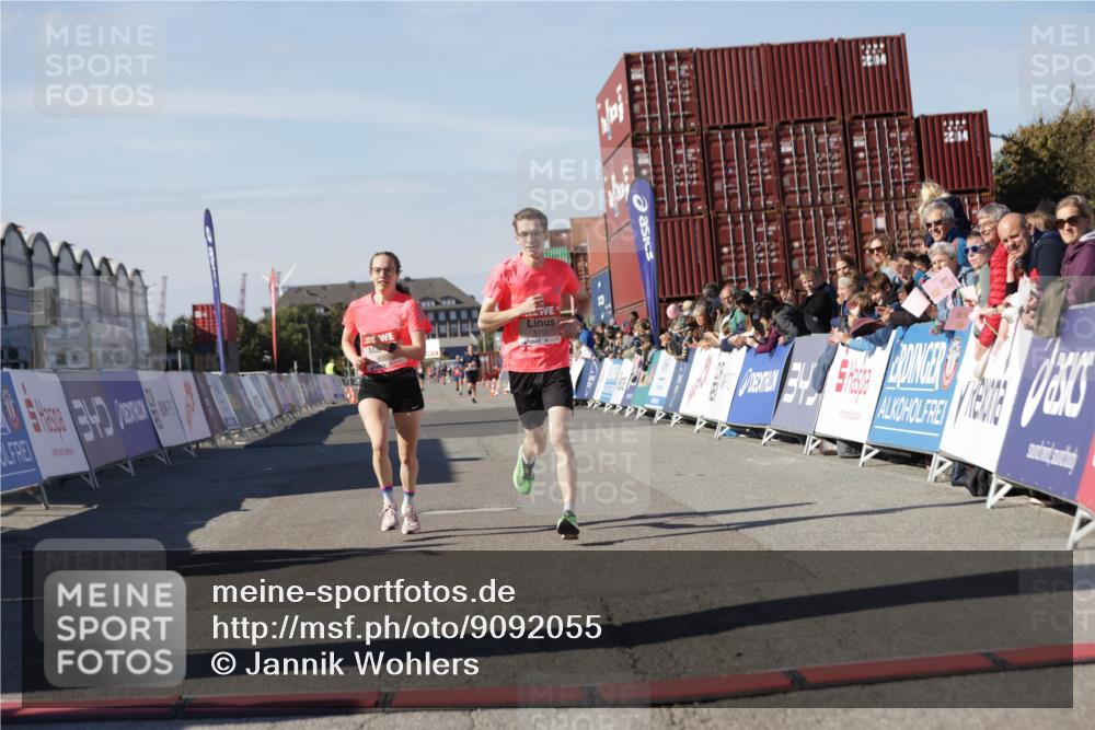 03.10.2025 - Köhlbrandbrückenlauf Jannik Wohlers http://msf.ph/oto/9092055 03.10.2025 12:54:04 Ziel 4030, 5710, 5947, 6002, 6200, 6817 meine-sportfotos.de