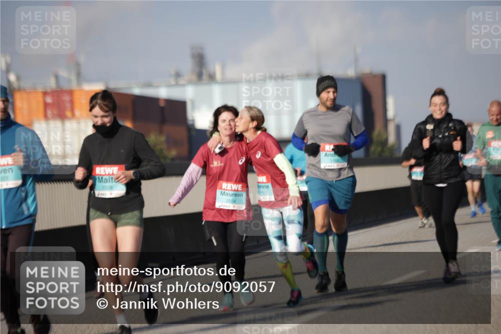 03.10.2025 - Köhlbrandbrückenlauf Jannik Wohlers http://msf.ph/oto/9092057 03.10.2025 10:11:38 Position 3 979, 3328, 2554, 1769 meine-sportfotos.de