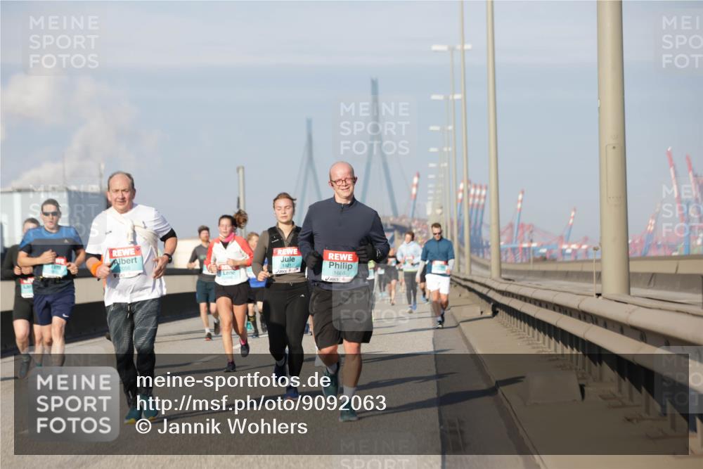 03.10.2025 - Köhlbrandbrückenlauf Jannik Wohlers http://msf.ph/oto/9092063 03.10.2025 09:59:47 Position 3 2056, 1821, 1666 meine-sportfotos.de