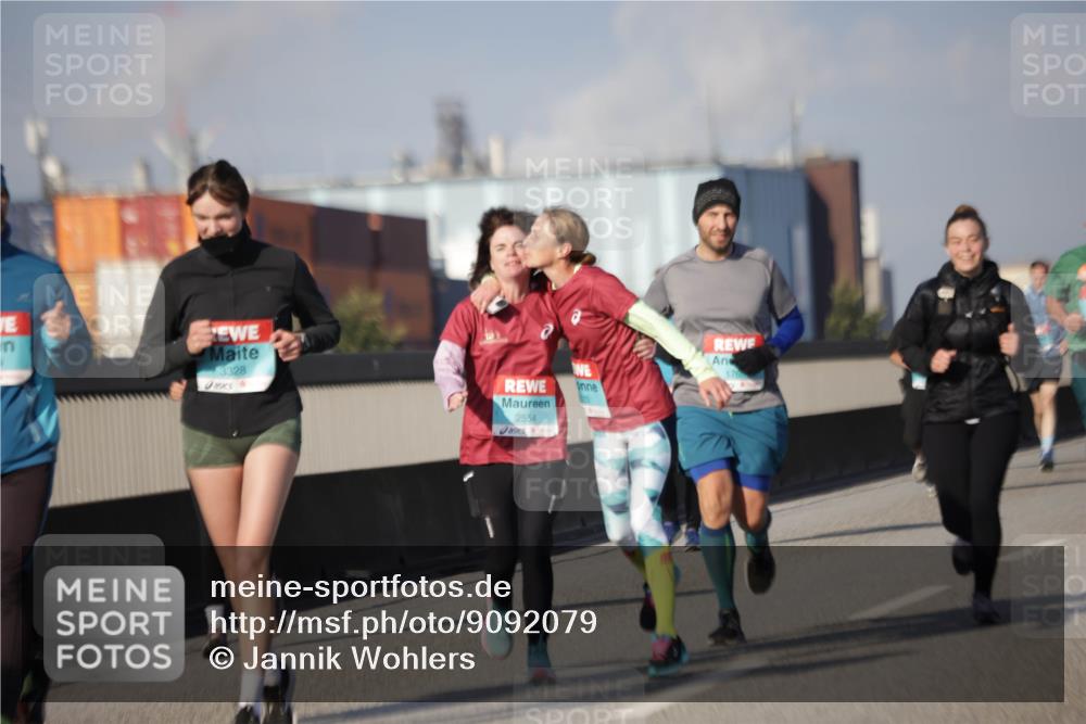 03.10.2025 - Köhlbrandbrückenlauf Jannik Wohlers http://msf.ph/oto/9092079 03.10.2025 10:11:38 Position 3 3328, 2554 meine-sportfotos.de