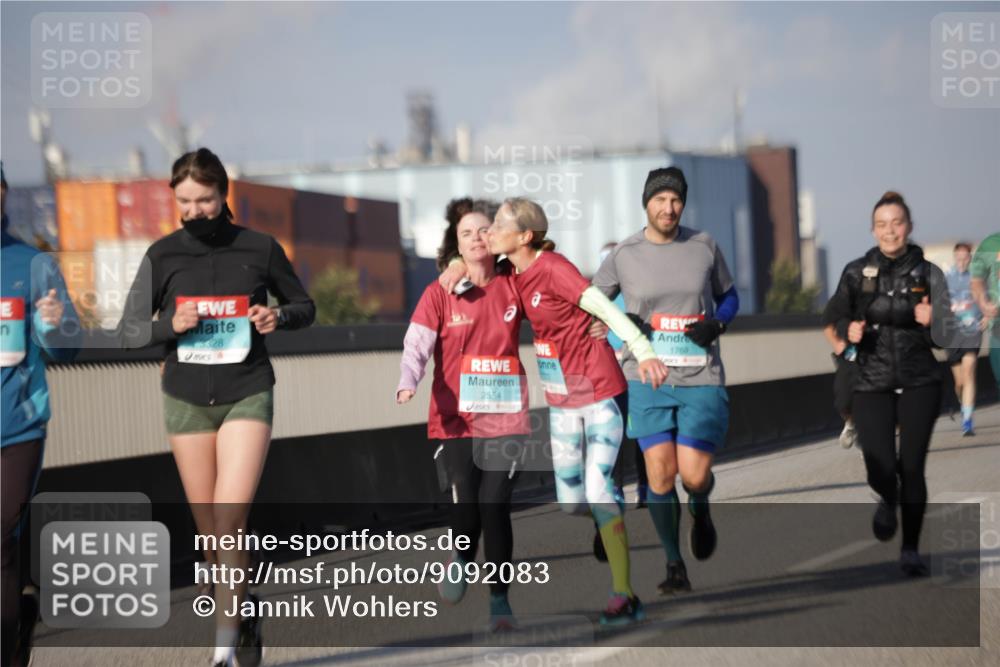 03.10.2025 - Köhlbrandbrückenlauf Jannik Wohlers http://msf.ph/oto/9092083 03.10.2025 10:11:38 Position 3 3328, 2554, 1769 meine-sportfotos.de