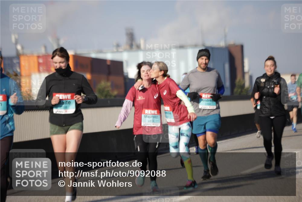 03.10.2025 - Köhlbrandbrückenlauf Jannik Wohlers http://msf.ph/oto/9092088 03.10.2025 10:11:38 Position 3 3328, 2554, 1769 meine-sportfotos.de