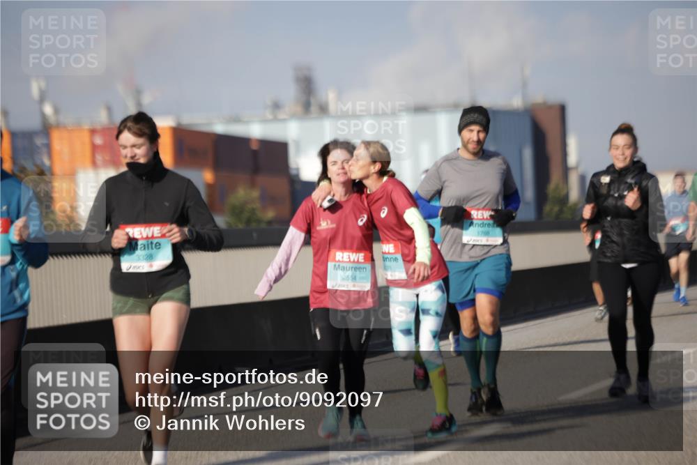 03.10.2025 - Köhlbrandbrückenlauf Jannik Wohlers http://msf.ph/oto/9092097 03.10.2025 10:11:38 Position 3 3328, 2554, 1769 meine-sportfotos.de
