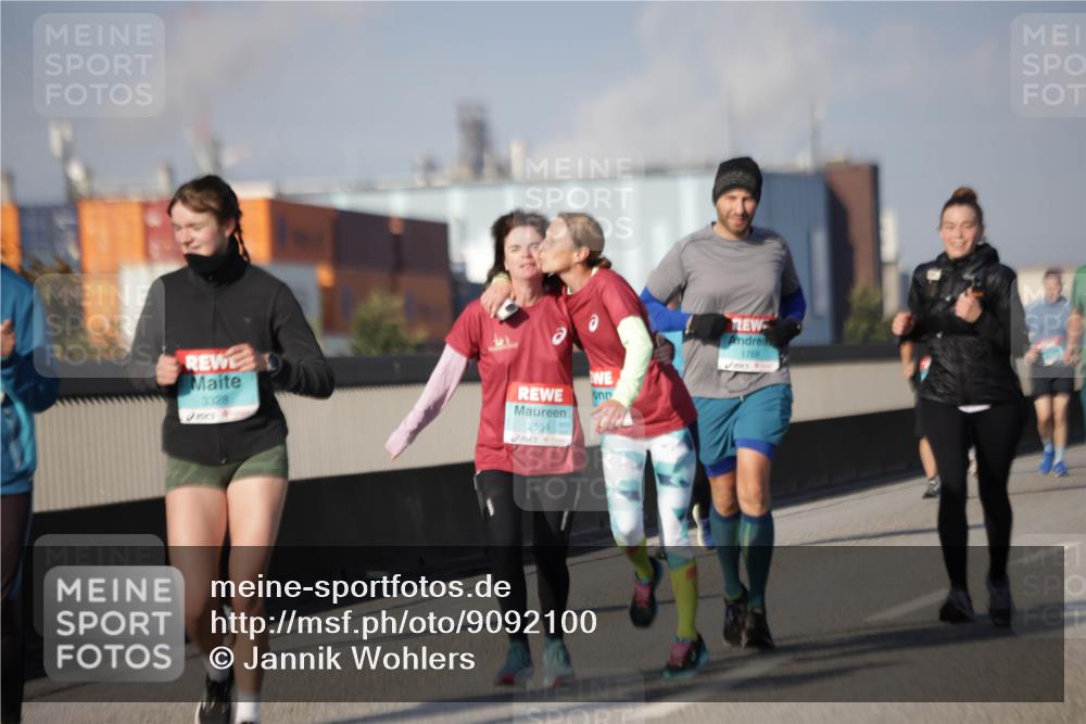 03.10.2025 - Köhlbrandbrückenlauf Jannik Wohlers http://msf.ph/oto/9092100 03.10.2025 10:11:38 Position 3 3328, 2554, 1769 meine-sportfotos.de