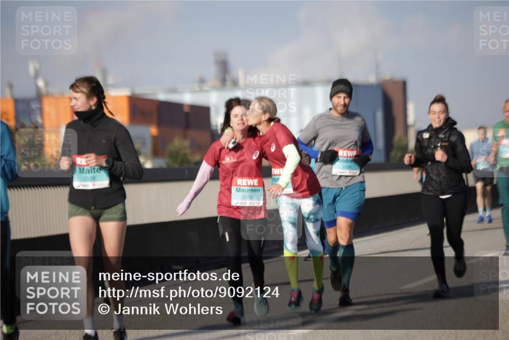 03.10.2025 - Köhlbrandbrückenlauf Jannik Wohlers http://msf.ph/oto/9092124 03.10.2025 10:11:39 Position 3 3328, 2554, 1769 meine-sportfotos.de