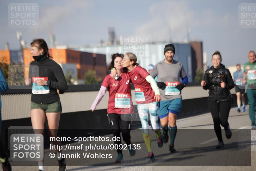 03.10.2025 - Köhlbrandbrückenlauf Jannik Wohlers http://msf.ph/oto/9092135 03.10.2025 10:11:39 Position 3 3328, 2554, 2533, 1769 meine-sportfotos.de
