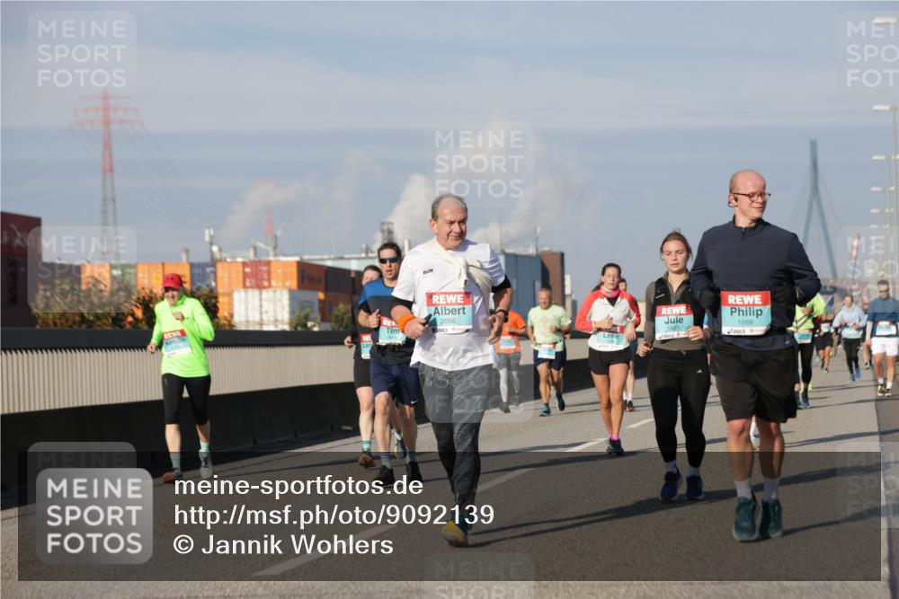 03.10.2025 - Köhlbrandbrückenlauf Jannik Wohlers http://msf.ph/oto/9092139 03.10.2025 09:59:48 Position 3 2056, 1666, 1821 meine-sportfotos.de