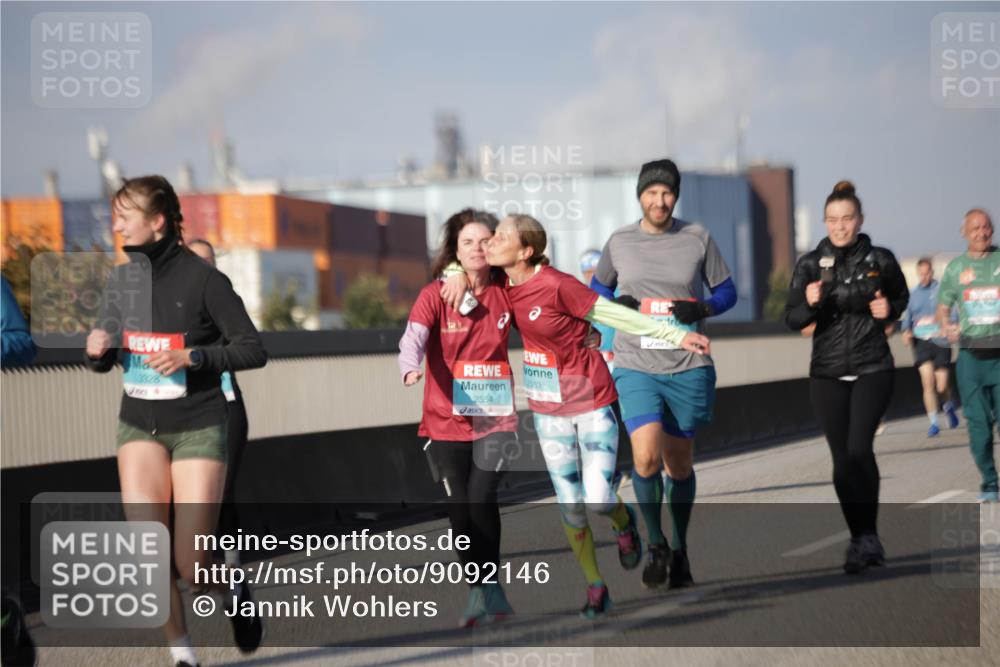 03.10.2025 - Köhlbrandbrückenlauf Jannik Wohlers http://msf.ph/oto/9092146 03.10.2025 10:11:39 Position 3 3328, 2554, 2533 meine-sportfotos.de