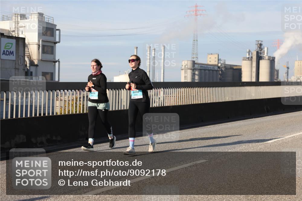 03.10.2025 - Köhlbrandbrückenlauf Lena Gebhardt http://msf.ph/oto/9092178 03.10.2025 10:08:10 Position 2 2967, 2966 meine-sportfotos.de