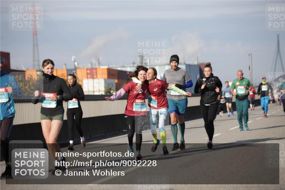 03.10.2025 - Köhlbrandbrückenlauf Jannik Wohlers http://msf.ph/oto/9092228 03.10.2025 10:11:40 Position 3 2328, 2554 meine-sportfotos.de
