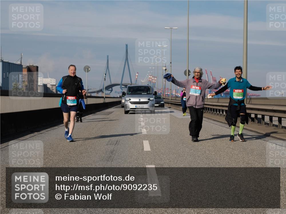 03.10.2025 - Köhlbrandbrückenlauf Fabian Wolf http://msf.ph/oto/9092235 03.10.2025 10:28:13 Position 3 3195, 9702 meine-sportfotos.de