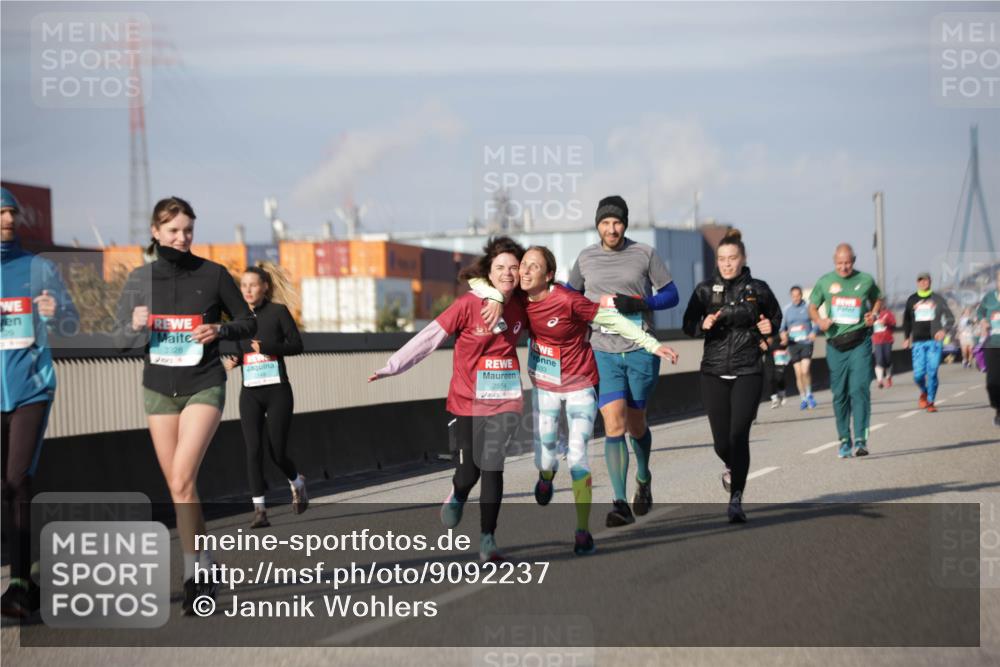 03.10.2025 - Köhlbrandbrückenlauf Jannik Wohlers http://msf.ph/oto/9092237 03.10.2025 10:11:40 Position 3 3328, 2554, 533 meine-sportfotos.de