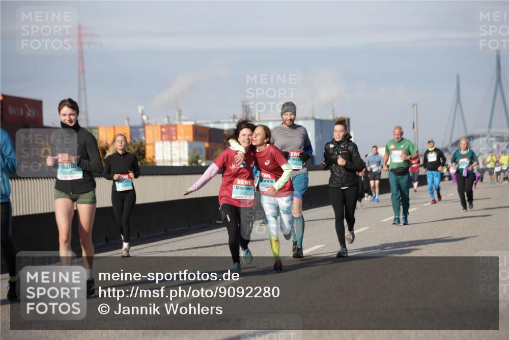 03.10.2025 - Köhlbrandbrückenlauf Jannik Wohlers http://msf.ph/oto/9092280 03.10.2025 10:11:40 Position 3 3328, 2554, 2533, 1769 meine-sportfotos.de